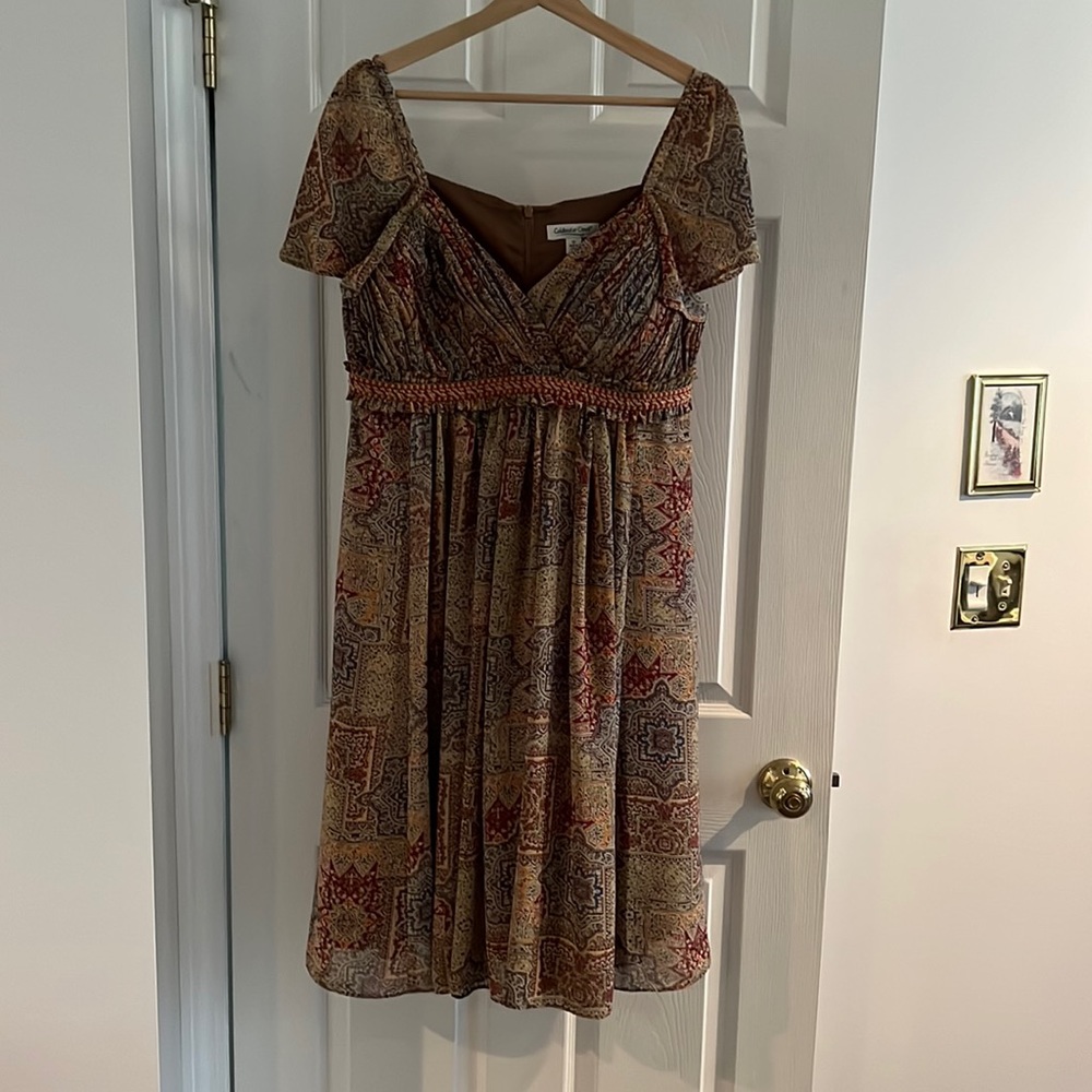 Sleeveless short (knee length) dress with built-in bra